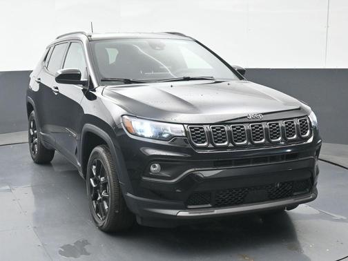 Diamond Black Crystal Pearlcoat 2026 Jeep Compass Latitude