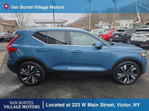 2023 Volvo XC40 B5 Ultimate Bright Theme