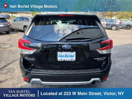 Crystal Black Silica 2022 Subaru Forester Touring