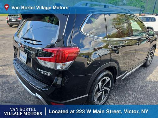 Crystal Black Silica 2022 Subaru Forester Touring
