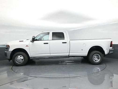 Bright White Clearcoat 2026 RAM 3500 Tradesman Crew Cab 4x4 8' Box