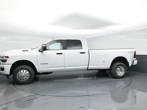 Bright White Clearcoat 2026 RAM 3500 Big Horn Crew Cab 4x4 8' Box