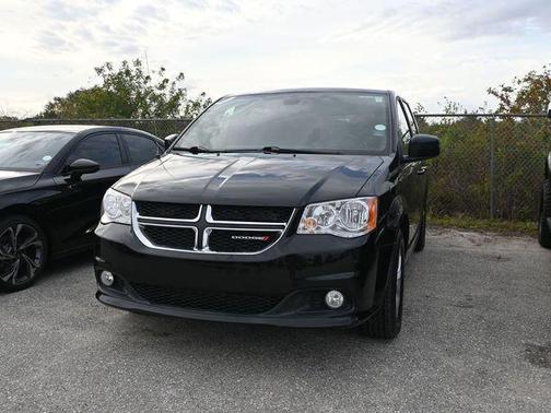 Brilliant Black Crystal Pearlcoat 2020 Dodge Grand Caravan SE