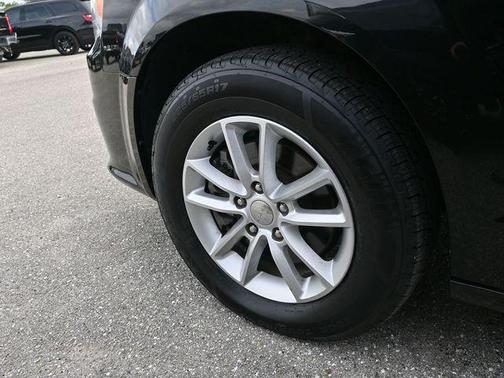 Brilliant Black Crystal Pearlcoat 2020 Dodge Grand Caravan SE