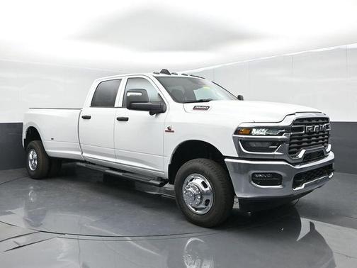 Bright White Clearcoat 2026 RAM 3500 Tradesman Crew Cab 4x4 8' Box