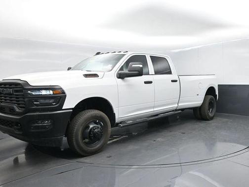 Bright White Clearcoat 2026 RAM 3500 Tradesman Crew Cab 4x4 8' Box