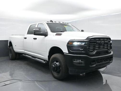 Bright White Clearcoat 2026 RAM 3500 Tradesman Crew Cab 4x4 8' Box