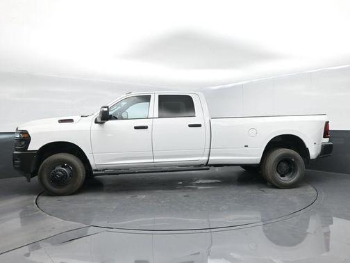 Bright White Clearcoat 2026 RAM 3500 Tradesman Crew Cab 4x4 8' Box