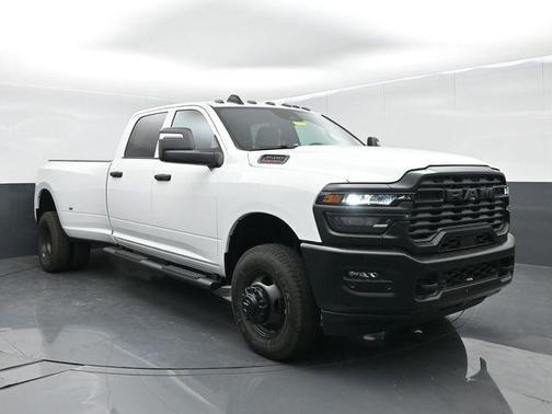 Bright White Clearcoat 2026 RAM 3500 Tradesman Crew Cab 4x4 8' Box