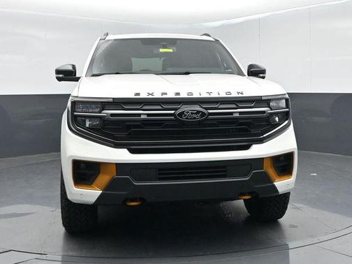 Star White Metallic Tri-Coat 2026 Ford Expedition Tremor