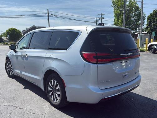 Silver Mist Clearcoat 2023 Chrysler Pacifica Hybrid Touring L