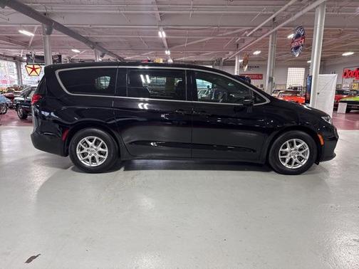 2024 Chrysler Pacifica Touring