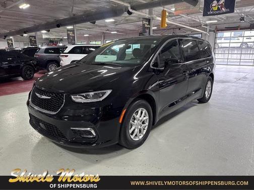 2024 Chrysler Pacifica Touring