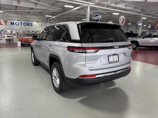 2025 Jeep Grand Cherokee Laredo
