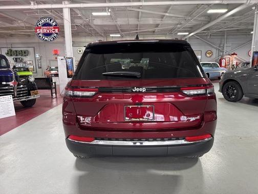 2025 Jeep Grand Cherokee Laredo