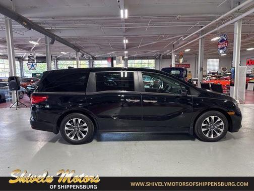 Crystal Black Pearl 2023 Honda Odyssey EX-L