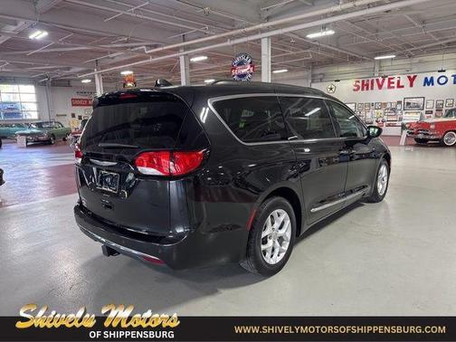 Brilliant Black Crystal Pearlcoat 2017 Chrysler Pacifica Touring-L