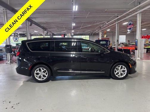 Brilliant Black Crystal Pearlcoat 2017 Chrysler Pacifica Touring-L