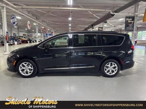 Brilliant Black Crystal Pearlcoat 2017 Chrysler Pacifica Touring-L