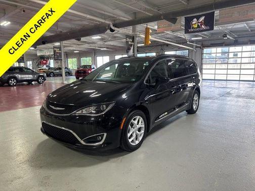 Brilliant Black Crystal Pearlcoat 2017 Chrysler Pacifica Touring-L