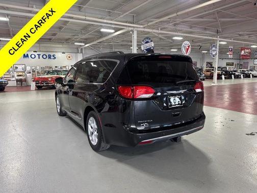 Brilliant Black Crystal Pearlcoat 2017 Chrysler Pacifica Touring-L