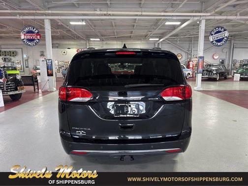 Brilliant Black Crystal Pearlcoat 2017 Chrysler Pacifica Touring-L