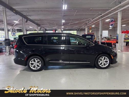 Brilliant Black Crystal Pearlcoat 2017 Chrysler Pacifica Touring-L