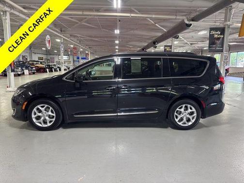 Brilliant Black Crystal Pearlcoat 2017 Chrysler Pacifica Touring-L