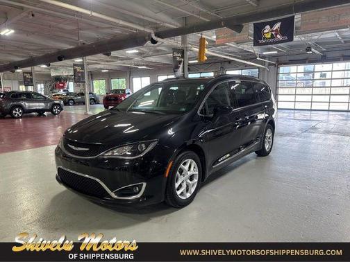 Brilliant Black Crystal Pearlcoat 2017 Chrysler Pacifica Touring-L