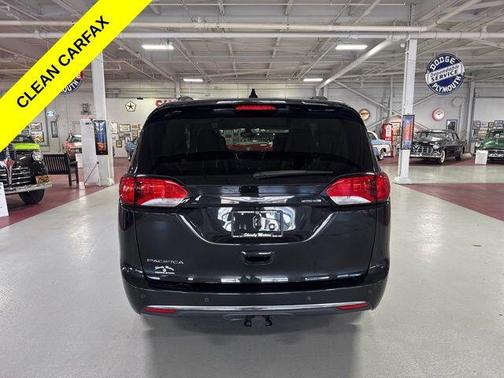 Brilliant Black Crystal Pearlcoat 2017 Chrysler Pacifica Touring-L