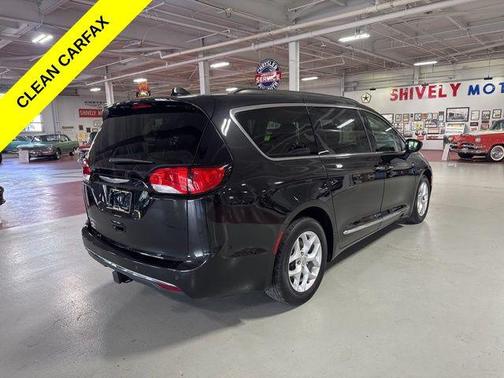 Brilliant Black Crystal Pearlcoat 2017 Chrysler Pacifica Touring-L