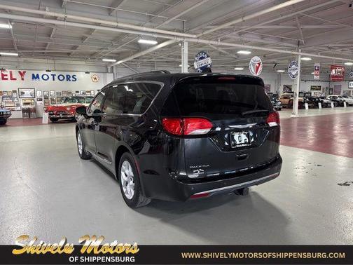 Brilliant Black Crystal Pearlcoat 2017 Chrysler Pacifica Touring-L