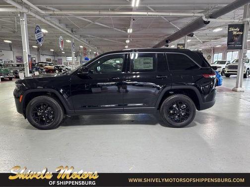 Diamond Black Crystal Pearlcoat 2026 Jeep Grand Cherokee Altitude