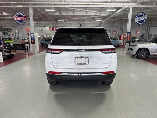 2025 Jeep Grand Cherokee Laredo