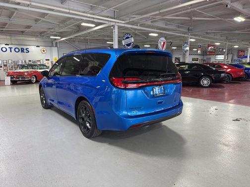 Hydro Blue Pearlcoat 2026 Chrysler Pacifica L