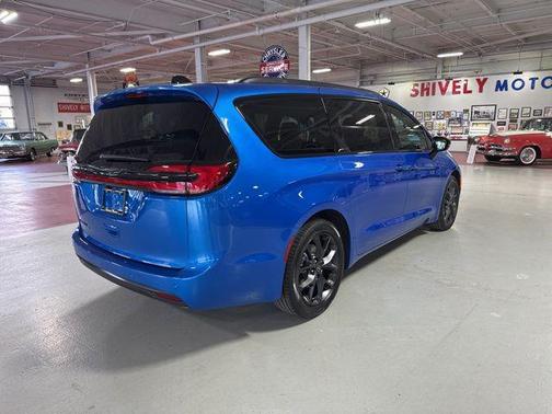 Hydro Blue Pearlcoat 2026 Chrysler Pacifica L