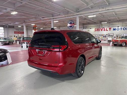 Red Hot Pearlcoat 2026 Chrysler Pacifica L