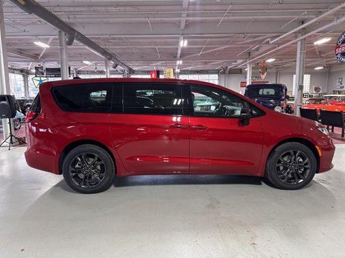 Red Hot Pearlcoat 2026 Chrysler Pacifica L