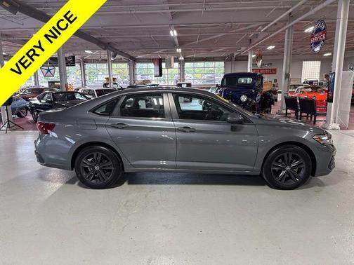 Platinum Gray Metallic 2024 Volkswagen Jetta 1.5T SE
