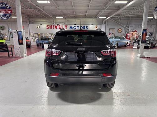 Diamond Black Crystal Pearlcoat 2026 Jeep Compass Limited