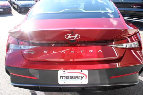 2025 Hyundai ELANTRA SE