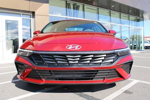 2025 Hyundai ELANTRA SE