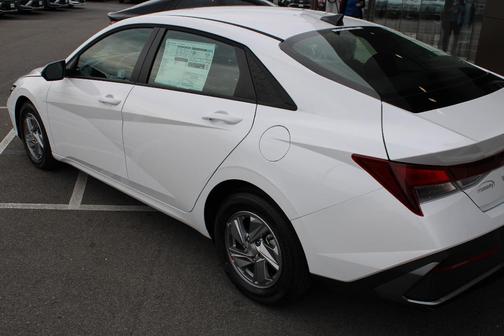 2025 Hyundai ELANTRA SE