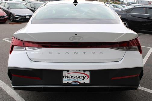 2025 Hyundai ELANTRA SE