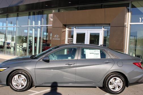 2025 Hyundai ELANTRA SE