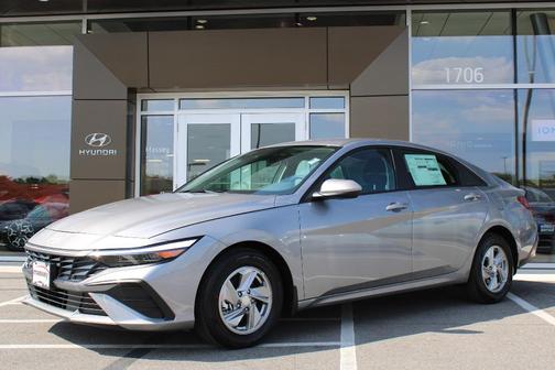 2025 Hyundai ELANTRA SE