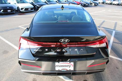 2025 Hyundai ELANTRA SE