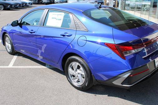 2025 Hyundai ELANTRA SE