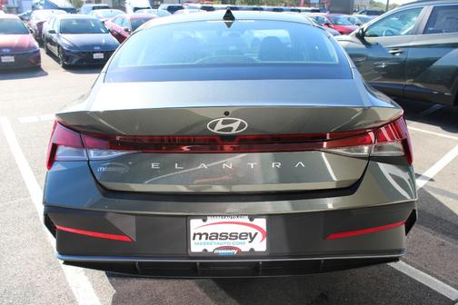 2025 Hyundai ELANTRA SE