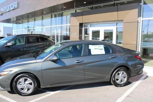 2025 Hyundai ELANTRA SE
